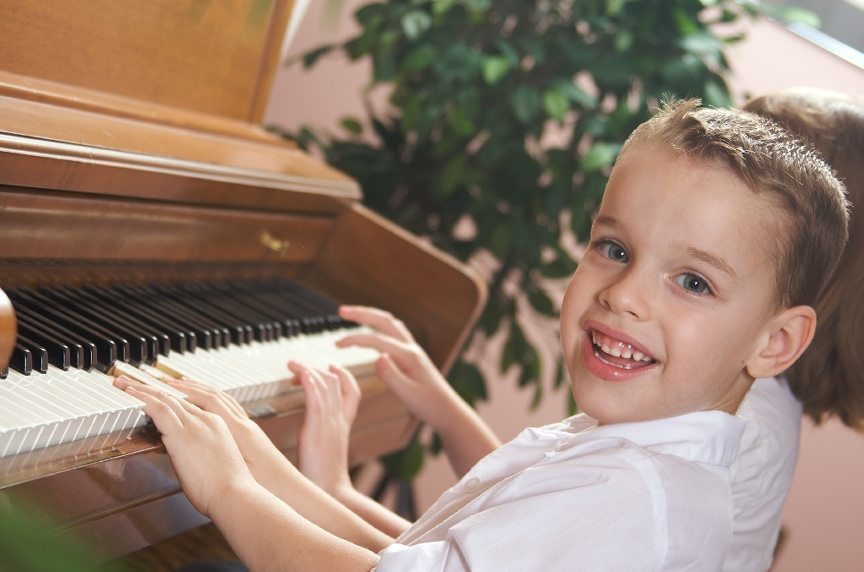 Sister play piano